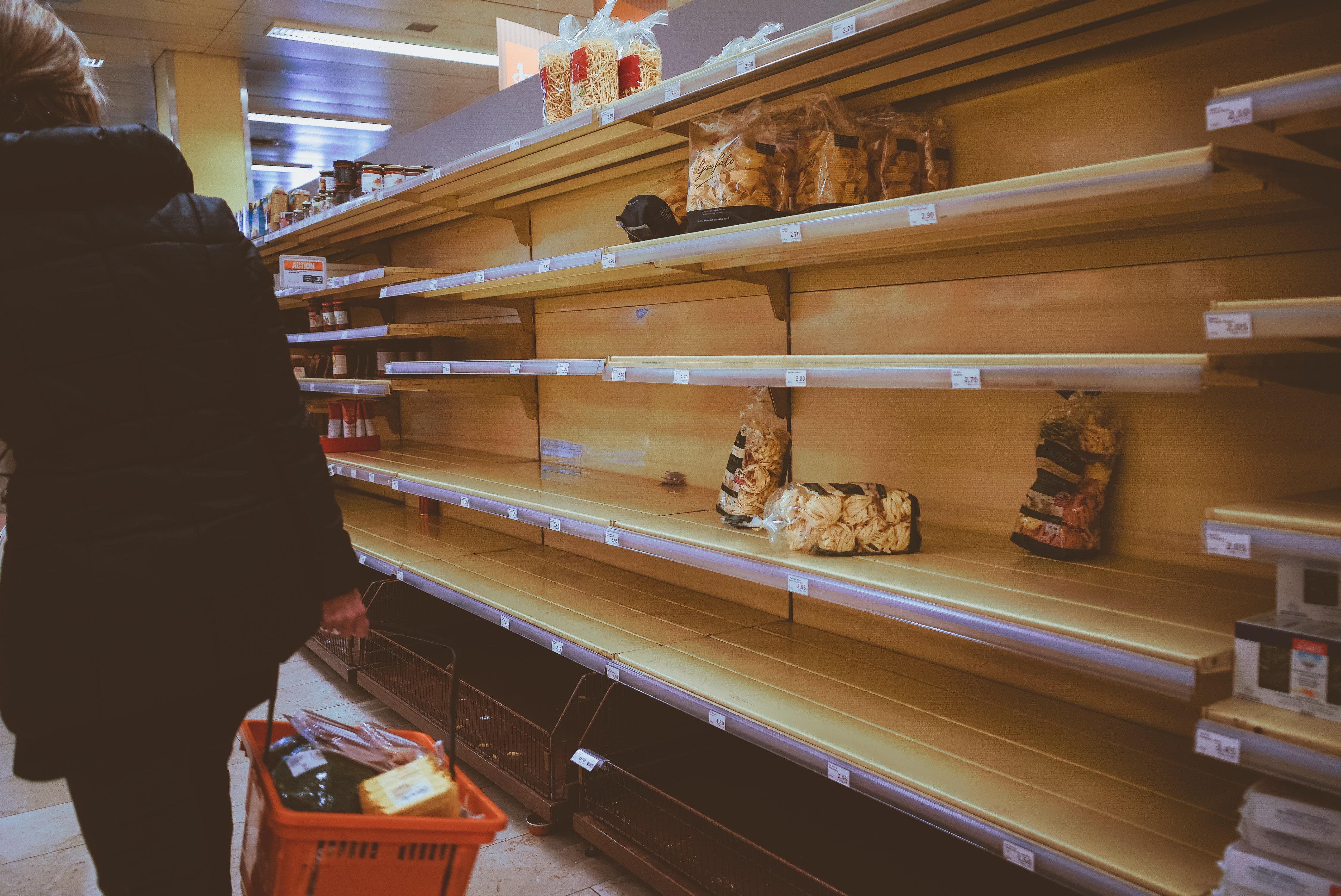 Photo of grocery store shelves (Boris Dunand)